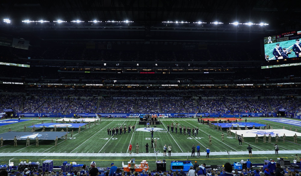 DVIDS - Images - Service Members Support Colts Game Against The Commanders  [Image 4 of 5]