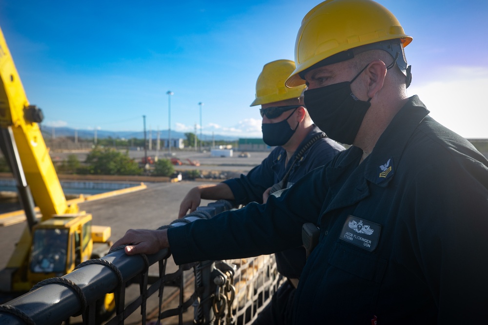 USS Sioux City Sailors Oversee Pier Ops During Sea and Anchor Detail