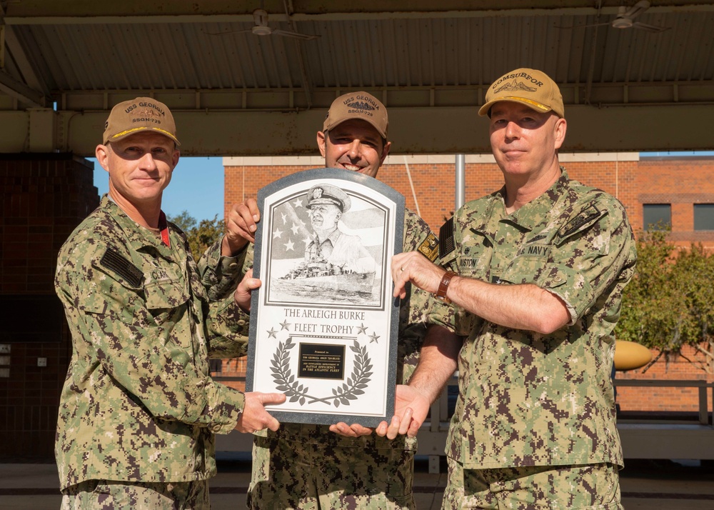 SUBFOR Commander Presents Awards to Sub Crews in Kings Bay