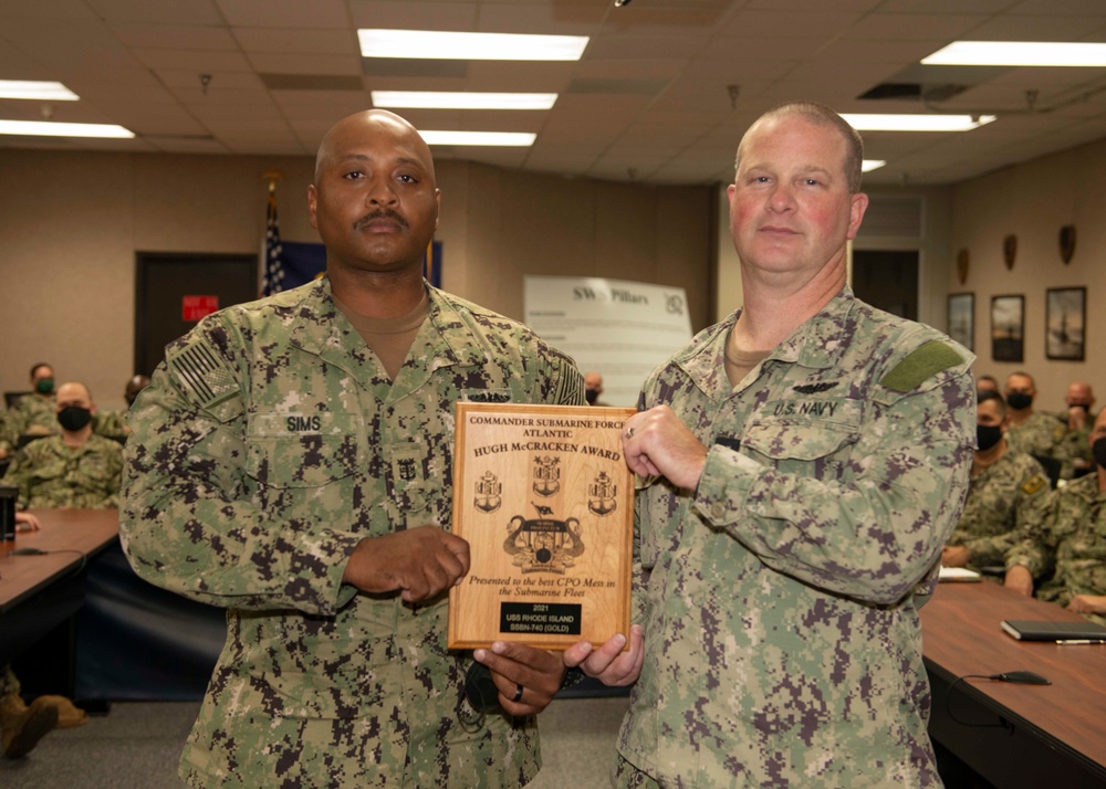 SUBFOR Commander Presents Awards to Sub Crews in Kings Bay