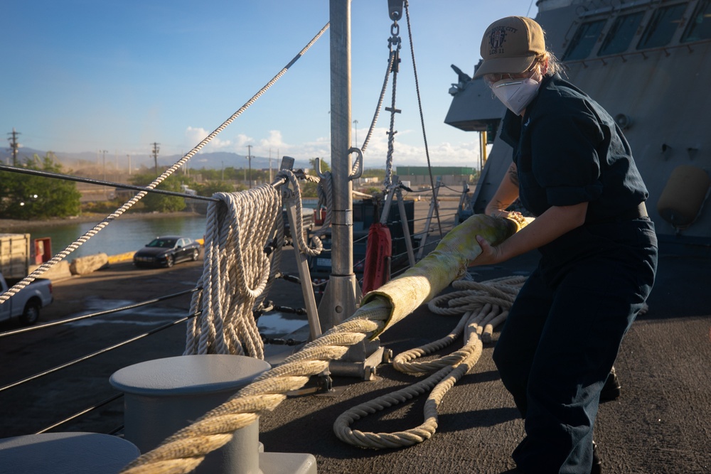 USS Sioux City Sailor Takes in a Line During Sea and Anchor Detail