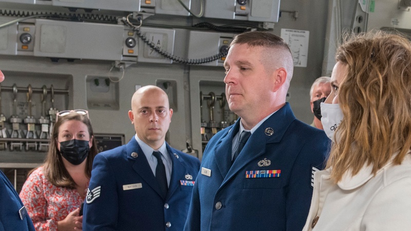 Couple ties the knot in C-17 Globemaster aircraft