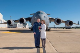 Couple ties the knot in C-17 Globemaster aircraft