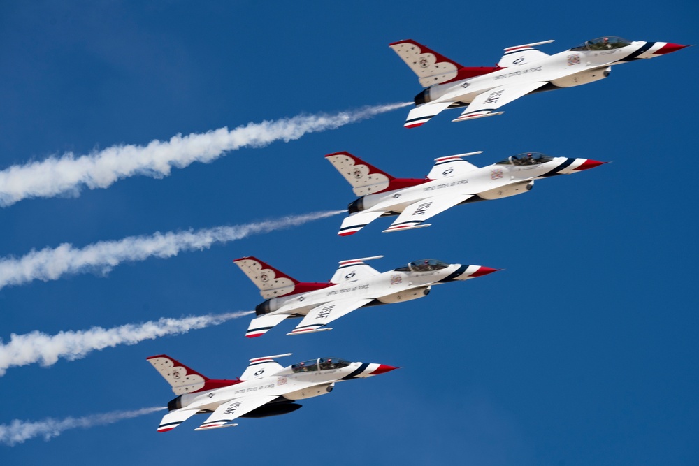 Thunderbirds &amp; Blue Angels Train in El Centro 2021