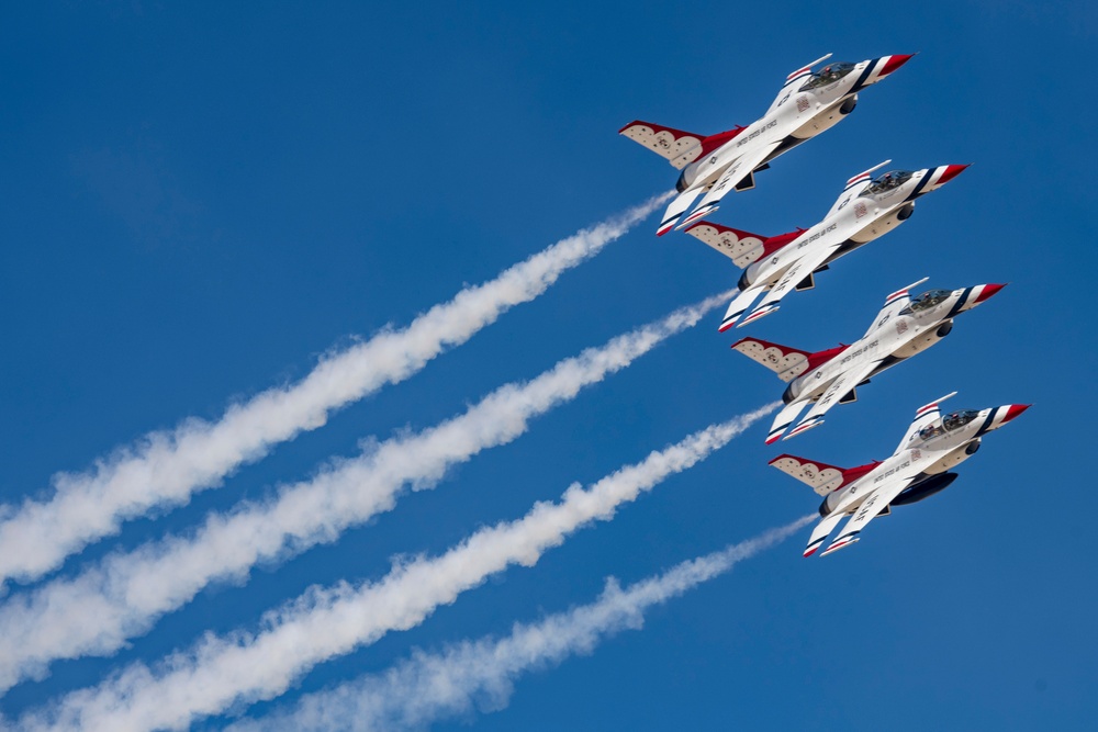 Thunderbirds &amp; Blue Angels Train in El Centro 2021