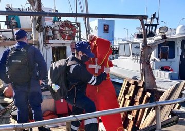 Coast Guard conducts dockside vessel examinations prior to Dungeness Crab Season in NorCal