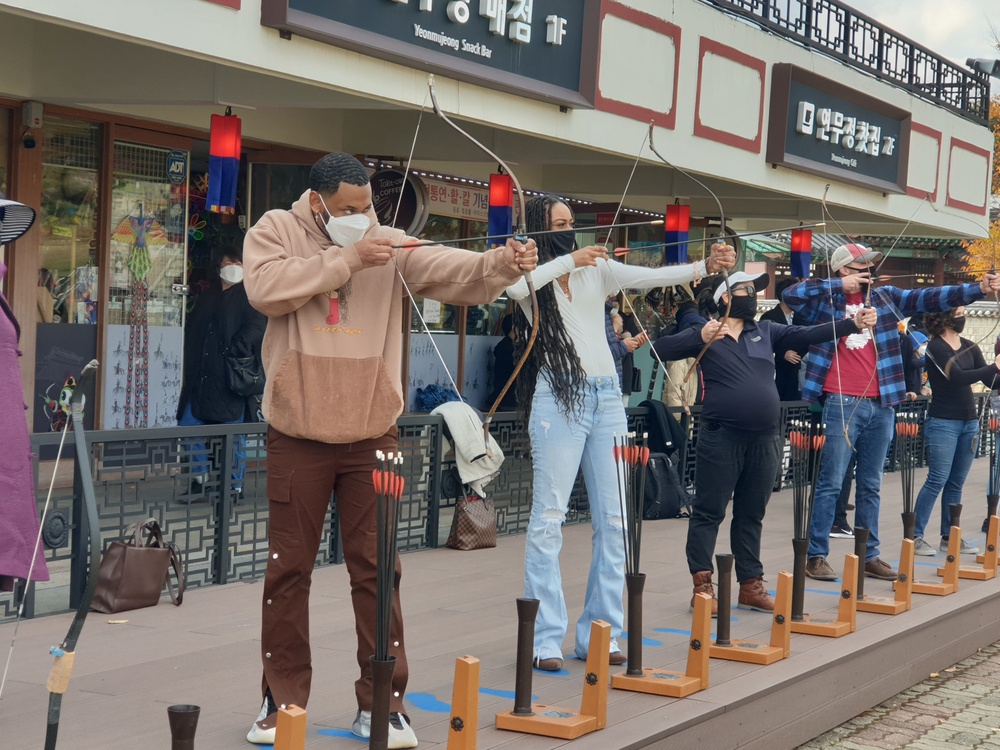 Soldiers and families build resilience through Suwon city tour