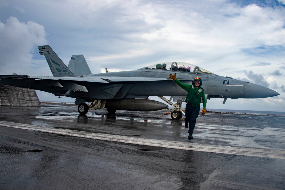 USS Carl Vinson (CVN 70) Conducts Flight Operations in Philippine Sea