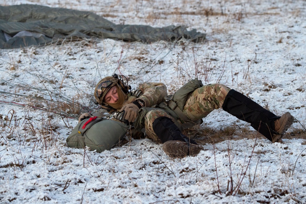 Air Force special warfare Airmen, Army aviators conduct joint airborne training at JBER