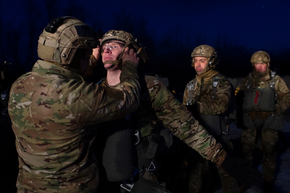 Air Force special warfare Airmen, Army aviators conduct joint airborne training at JBER