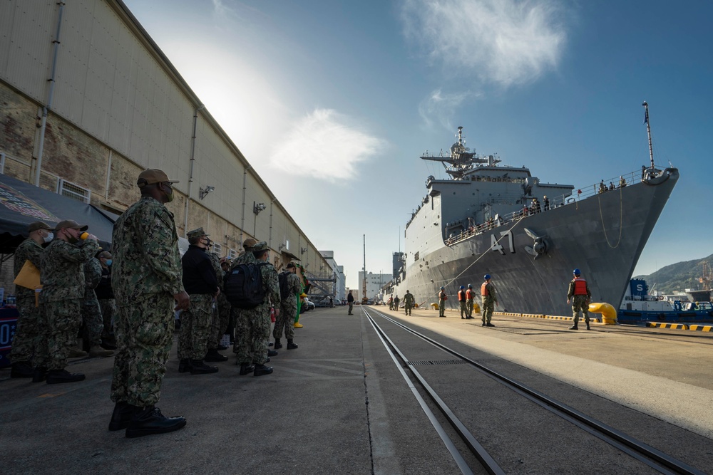 USS Rushmore arrives at CFAS