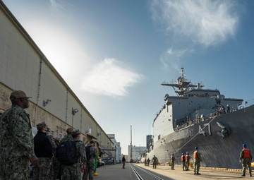 USS Rushmore arrives at CFAS