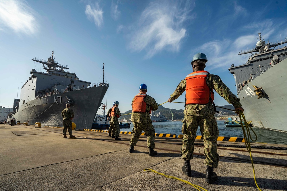 USS Rushmore arrives at CFAS