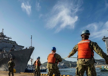 USS Rushmore arrives at CFAS