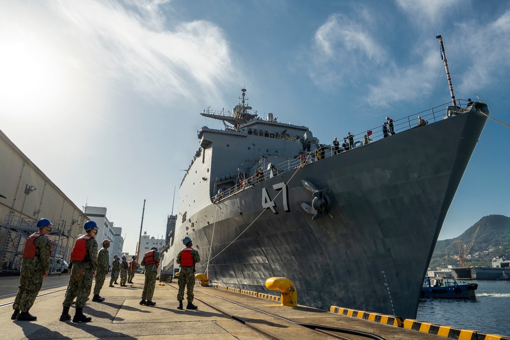 USS Rushmore arrives at CFAS