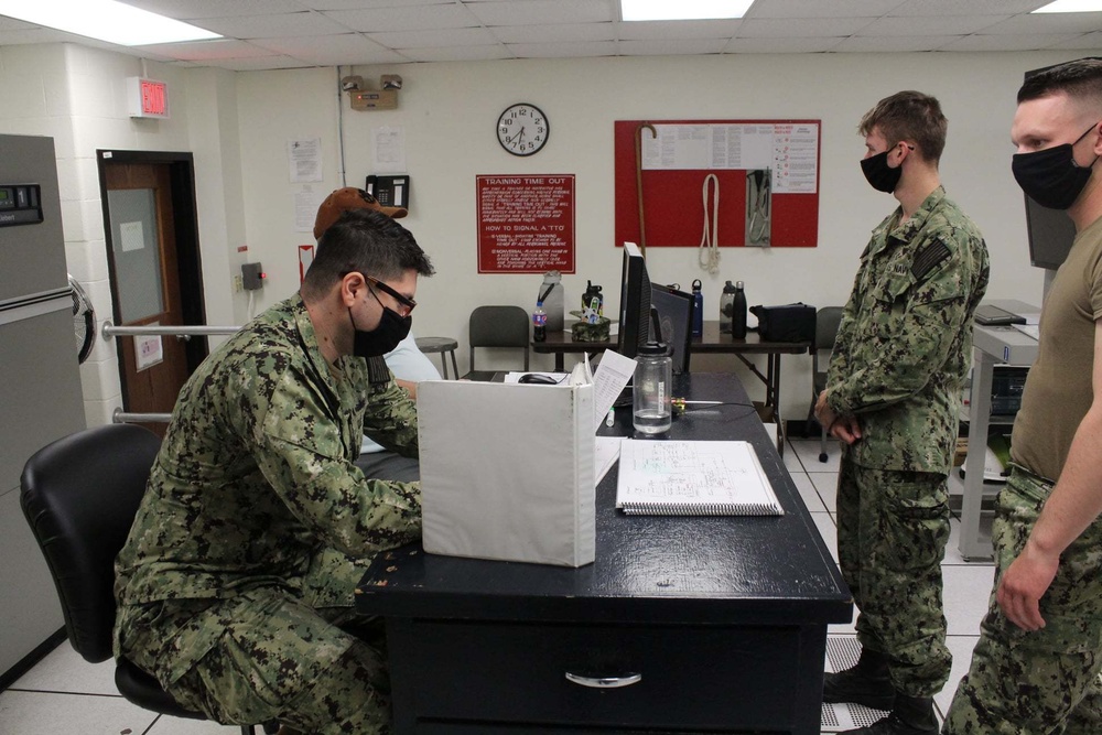 Electronics Technician (ET) &quot;A&quot; School at Center for Surface Combat Systems Unit Great Lakes Radar Lab