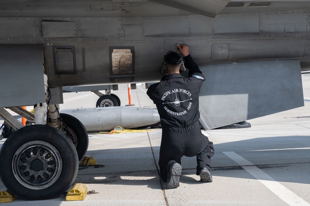 Pacific Air Forces F-16 Demonstration Team: Tails Up in UAE
