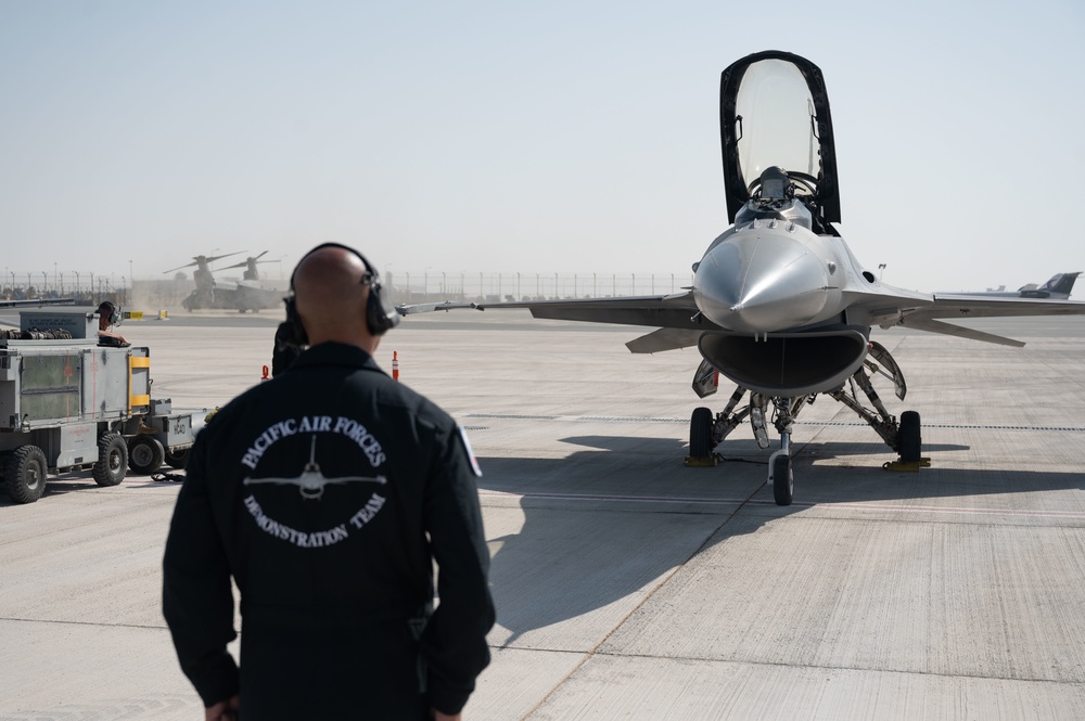 Pacific Air Forces F-16 Demonstration Team: Tails Up in UAE