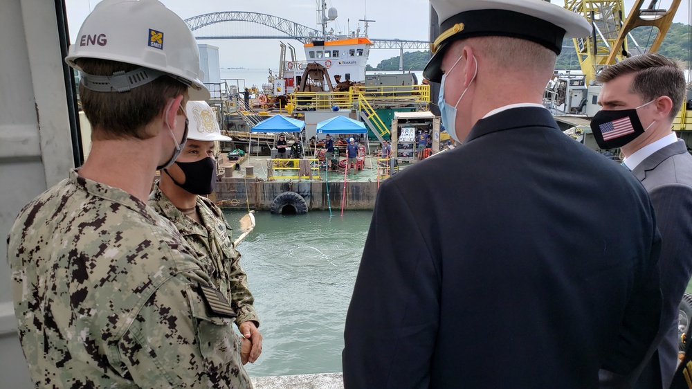 MDSU 2 Sailor Explains Unit's Role to 4th Fleet Commander and Acting Deputy Chief of Mission U.S. Embassy Panama During Salvage Site Visit