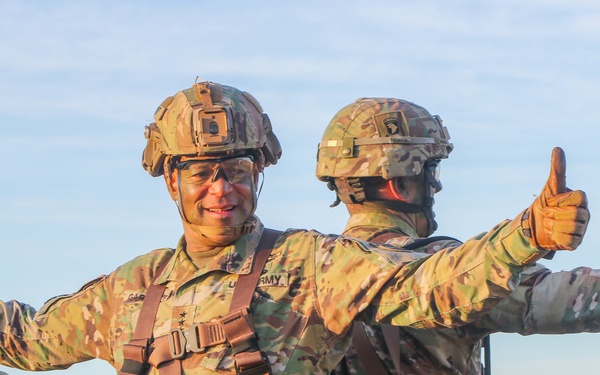 FORSCOM General trains with Air Assault soldiers