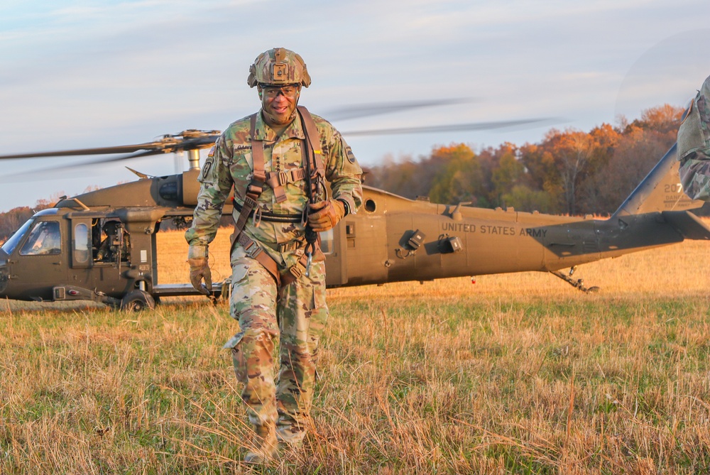 FORSCOM General participates in air assault training