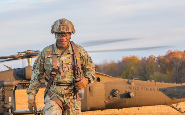 FORSCOM General participates in air assault training