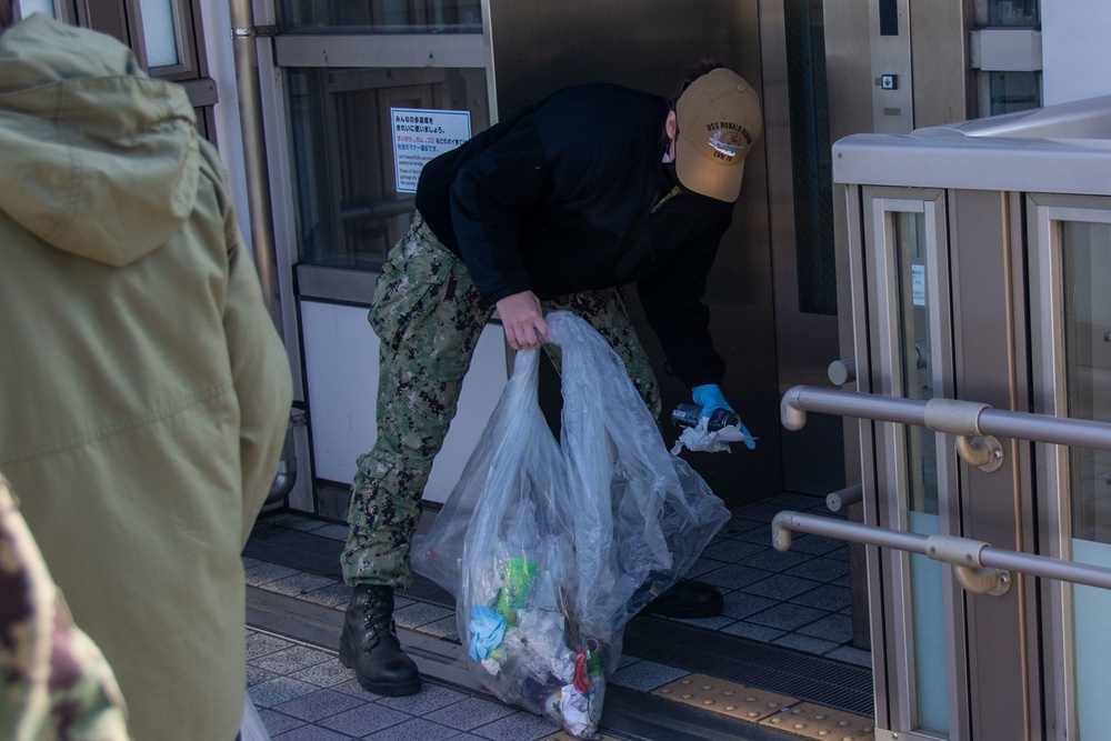 USS Ronald Reagan (CVN 76) Sailors Clean Up Yokosuka