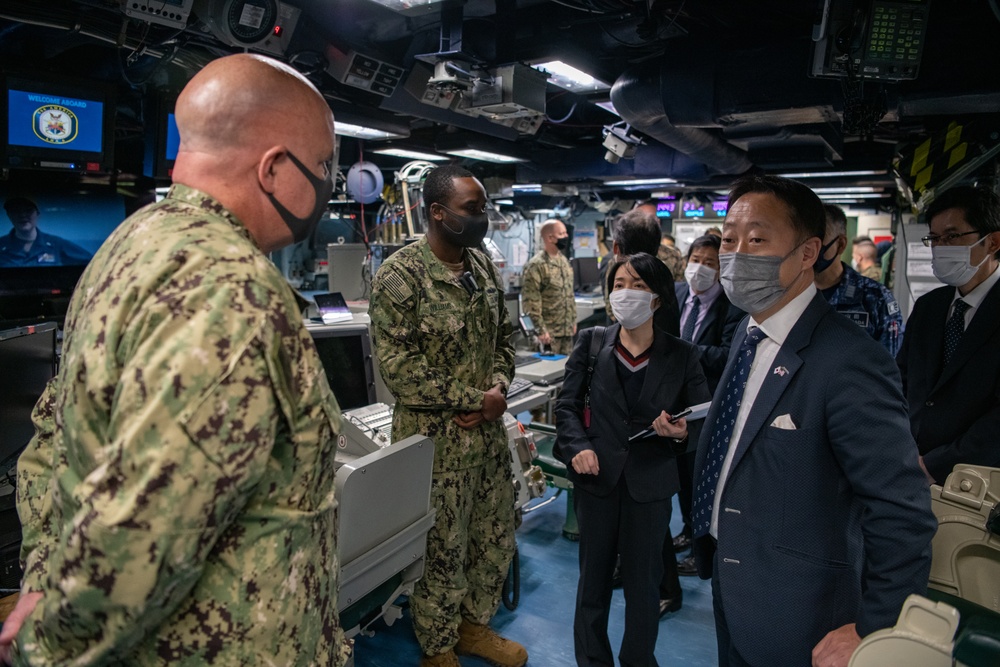 Iwakuni City Mayor visits USS America