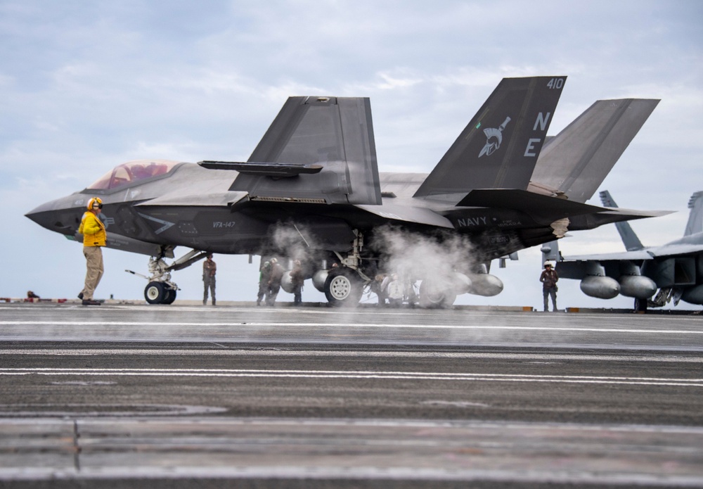 USS Carl Vinson (CVN 70) Conducts Flight Operations in Philippine Sea