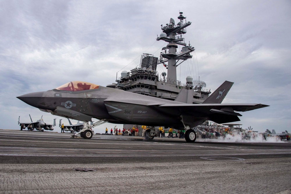 USS Carl Vinson (CVN 70) Conducts Flight Operations in Philippine Sea