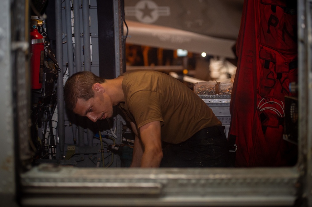 USS Carl Vinson (CVN 70) Sailors Conduct Maintenance in the Philippine Sea