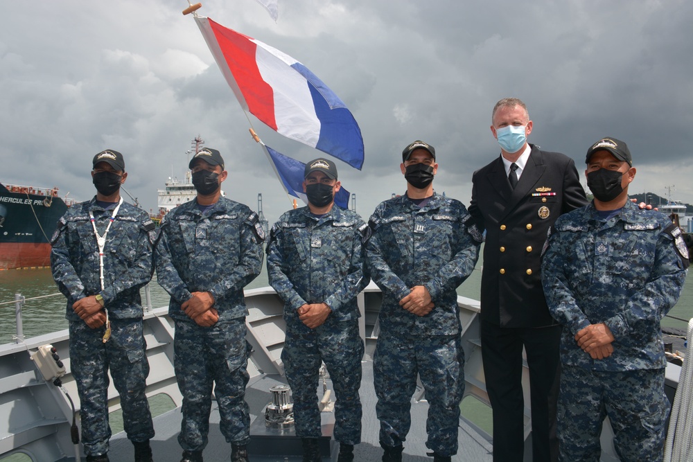 Commander of U.S. Naval Forces Southern Command/U.S. 4th Fleet Poses For a Group Picture with Members of the Panamanian National Aero-naval Service Vessel General Omar Torrijos