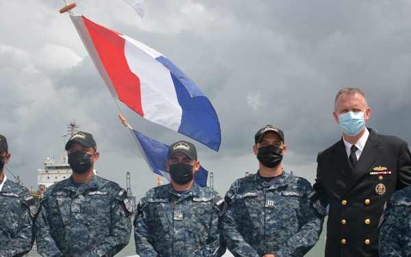 Commander of U.S. Naval Forces Southern Command/U.S. 4th Fleet Poses For a Group Picture with Members of the Panamanian National Aero-naval Service Vessel General Omar Torrijos