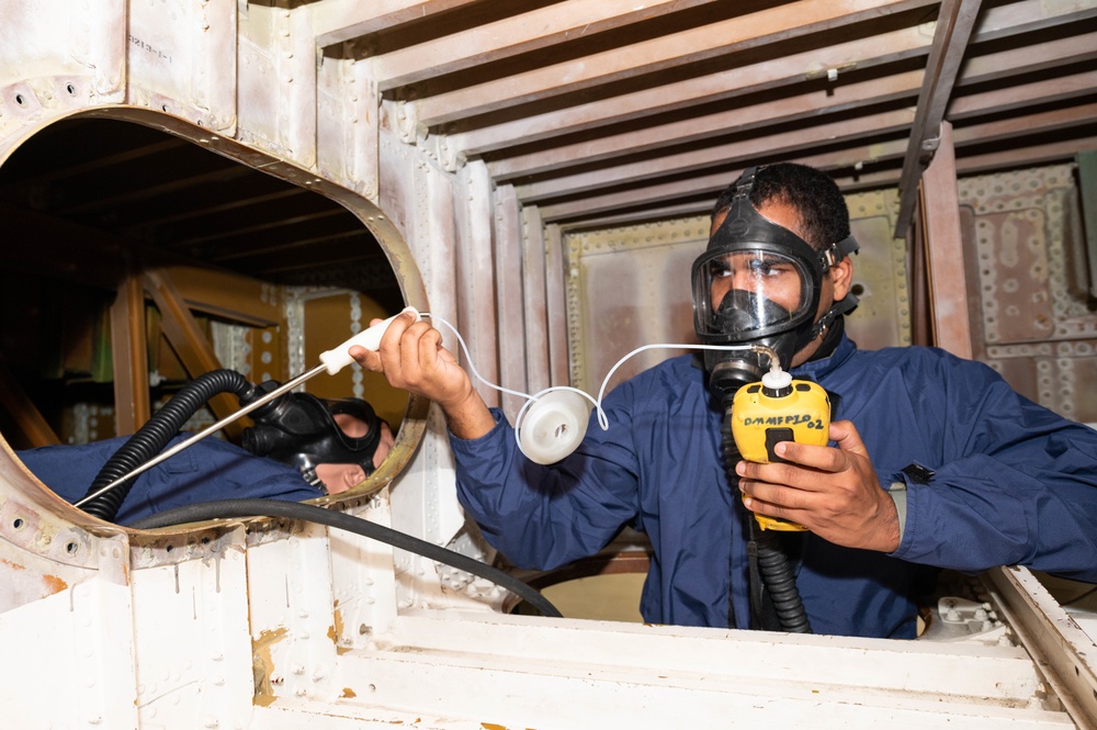 In a tight spot: Team Dover conducts fuel cell extraction exercise