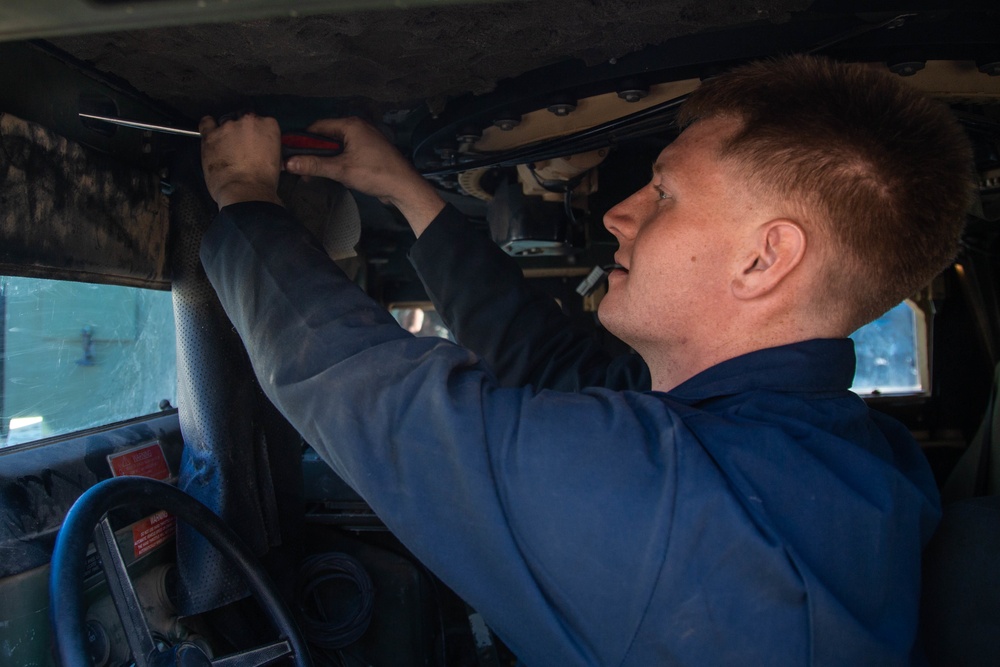 Maintenance Support Team Helping 11th Marines