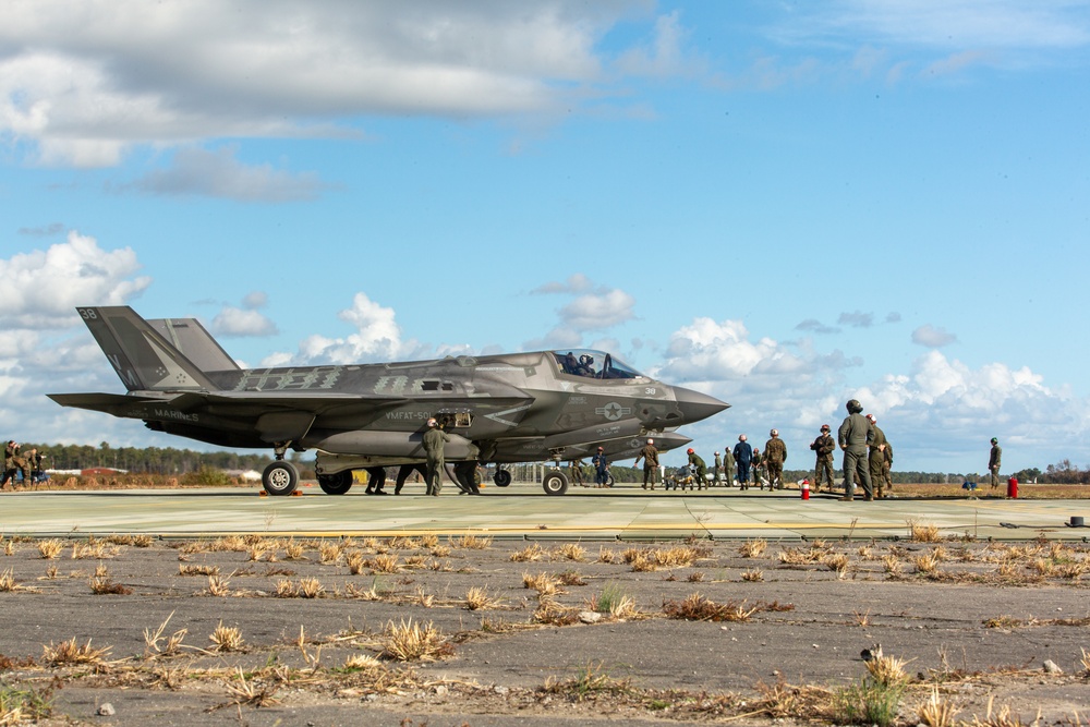 Marines arm and refuel F-35s