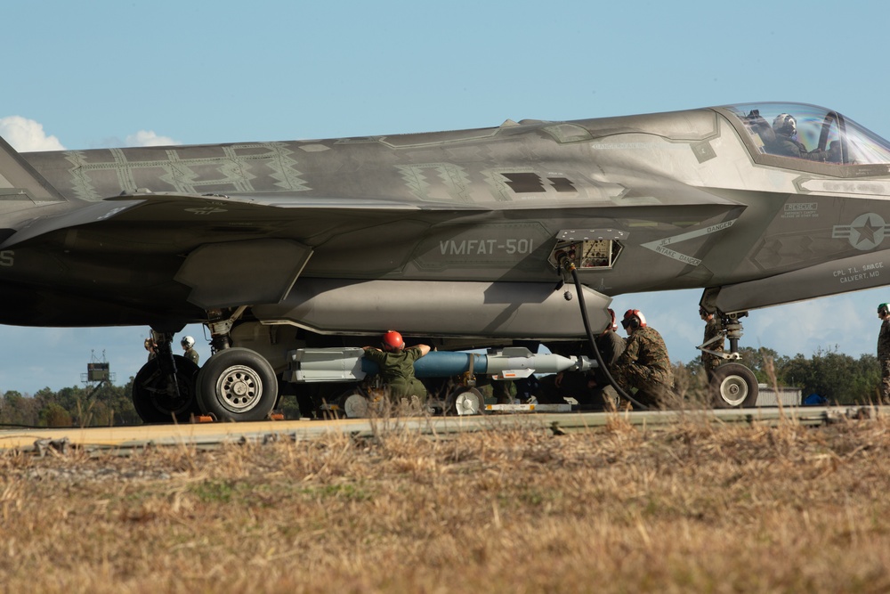 Marines arm and refuel F-35s