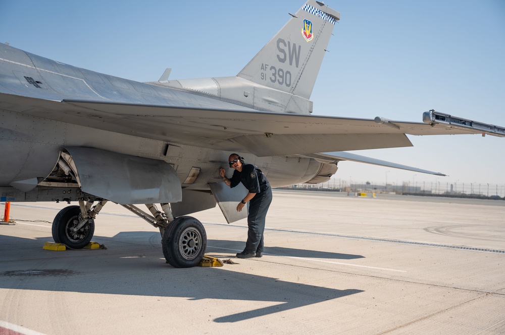 PACAF F-16 DEMO Team Maintains with Excellence At Dubai Airshow 2021