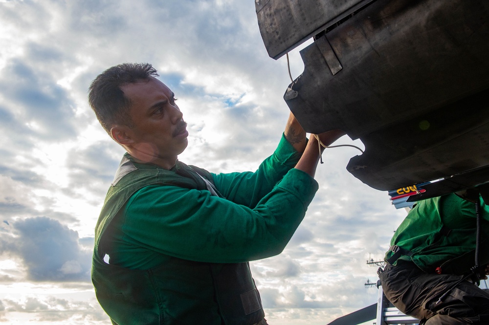 USS Carl Vinson (CVN 70) Conducts Fueling-at-Sea with USS Stockdale (DDG 106)