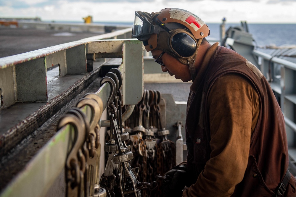 USS Carl Vinson (CVN 70) Conducts Fueling-at-Sea with USS Stockdale (DDG 106)