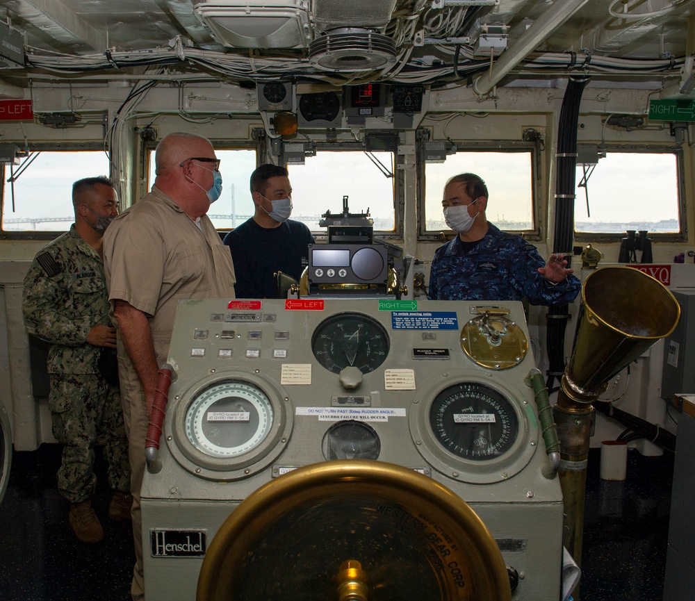 Vice Adm. Ozama Tours USS Frank Cable
