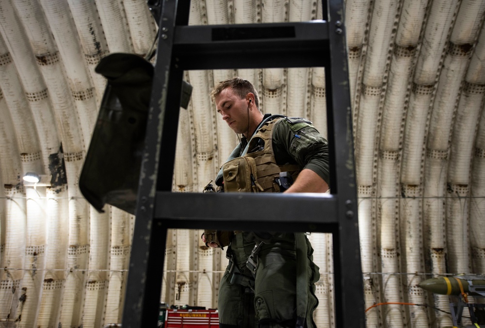 Up Before Dawn, 80th Crew Chiefs Prep Jets for Morning Skies