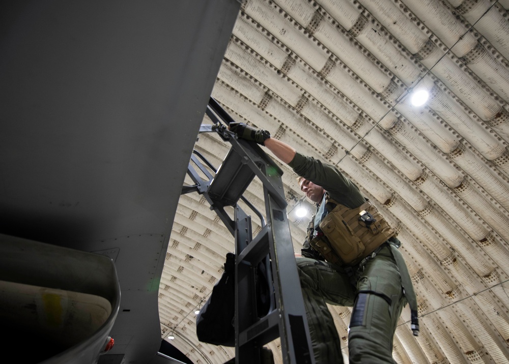 Up Before Dawn, 80th Crew Chiefs Prep Jets for Morning Skies