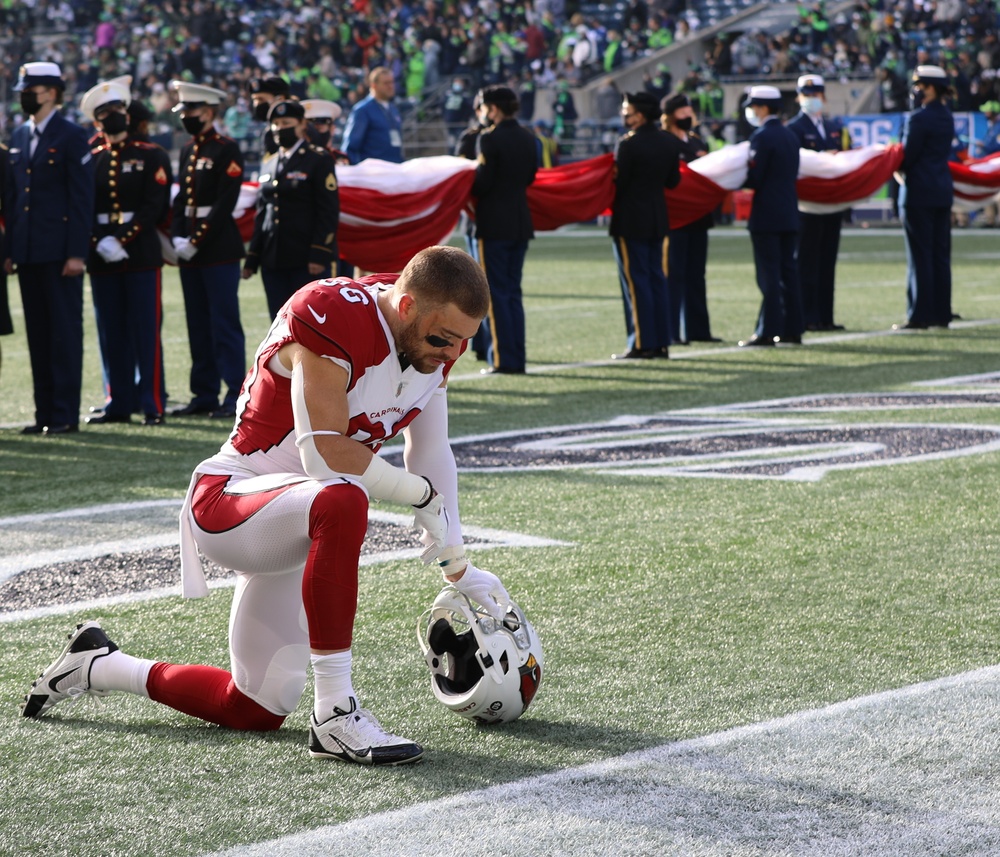 Zach Ertz Pauses to Pray before Salute to Service Game