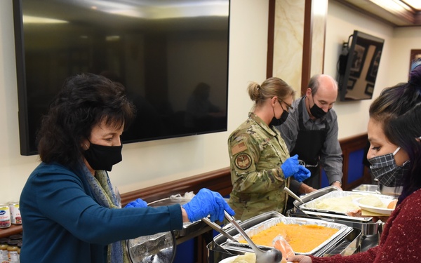 A&amp;FRC hosts Thanksgiving-themed Hearts Apart