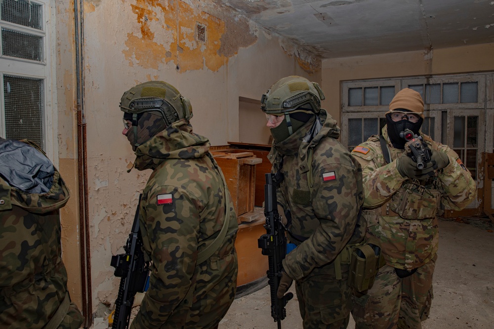 Dark Rifles train Polish Territorial Defence Force Brigade soldiers in urban defense