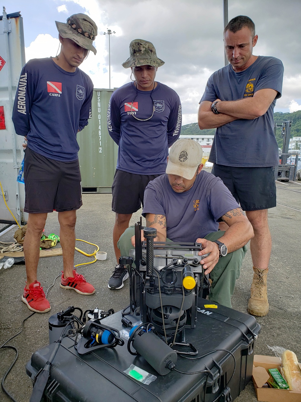 MDSU 2 Divers Demonstrate the Use of a Handheld Sonar Imaging and Navigation System