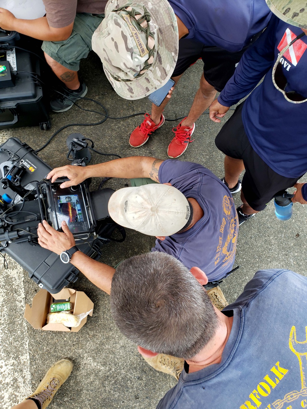 MDSU 2 Divers Demonstrate the Use of a Handheld Sonar Imaging and Navigation System