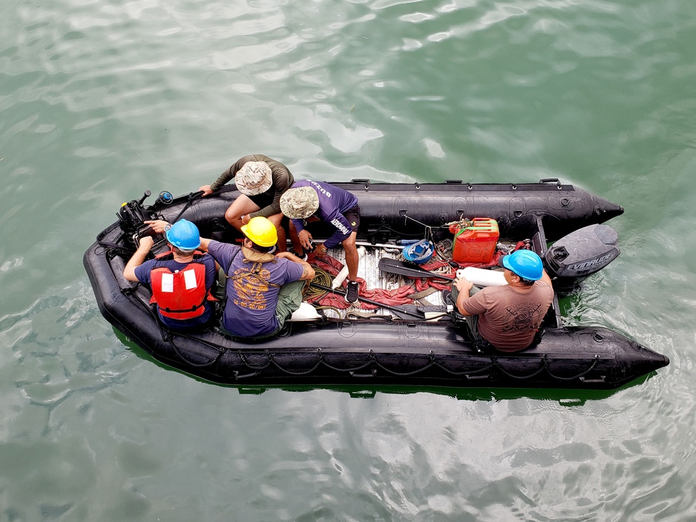 MDSU 2 Divers Demonstrate the Use of a Handheld Sonar Imaging and Navigation System
