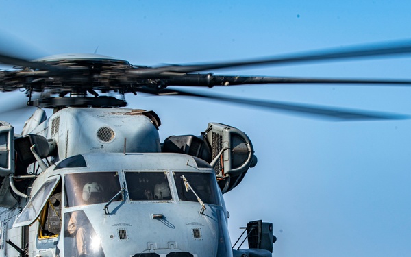 CH-53E Flight Ops in Bab al-Mandeb